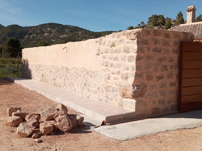 Construcci&oacute;n de muros y aceras